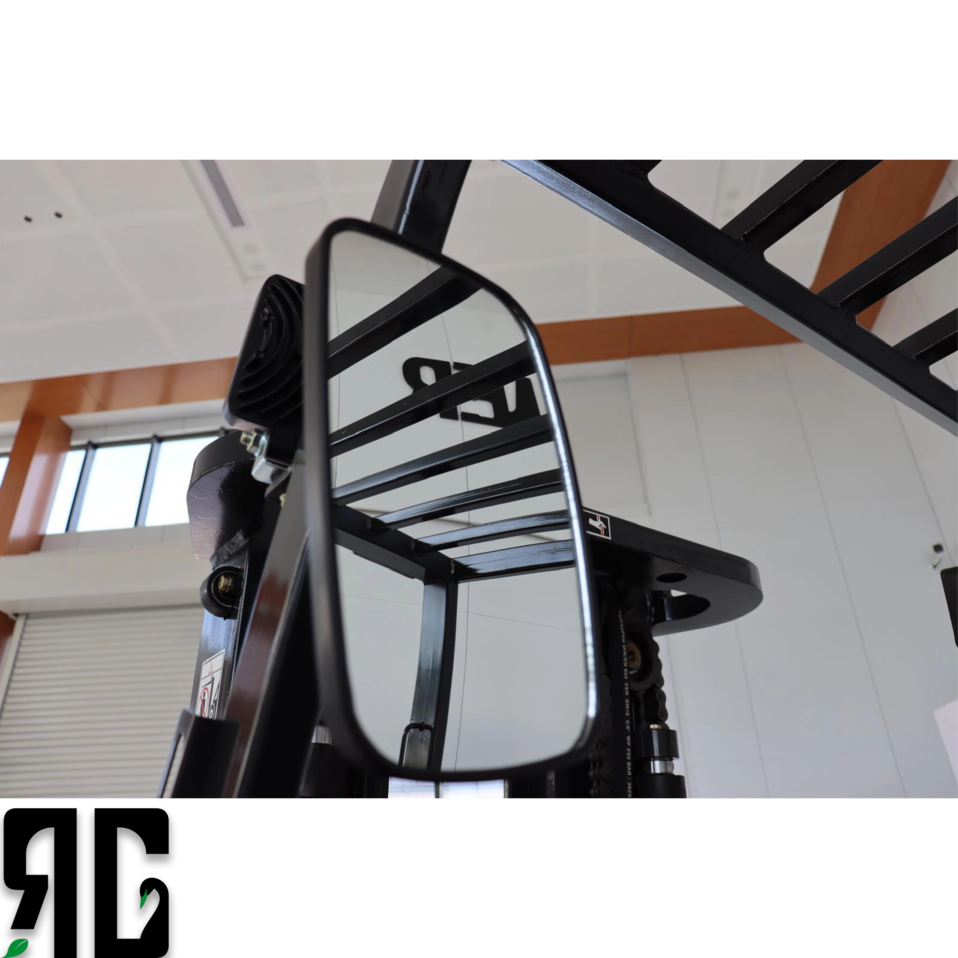 Atölye ve depo alanlarında çalışan Tailift FD30 dizel forklift, 3 ton yükü 4.5 metreye kaldırırken operatör kabininde güvenli ve dengeli performans sergiler. RG Forklift’in profesyonel satış ve servis ekibi tarafından sunulan bu model, ağır hizmet uygulamaları için ideal çözümdür.