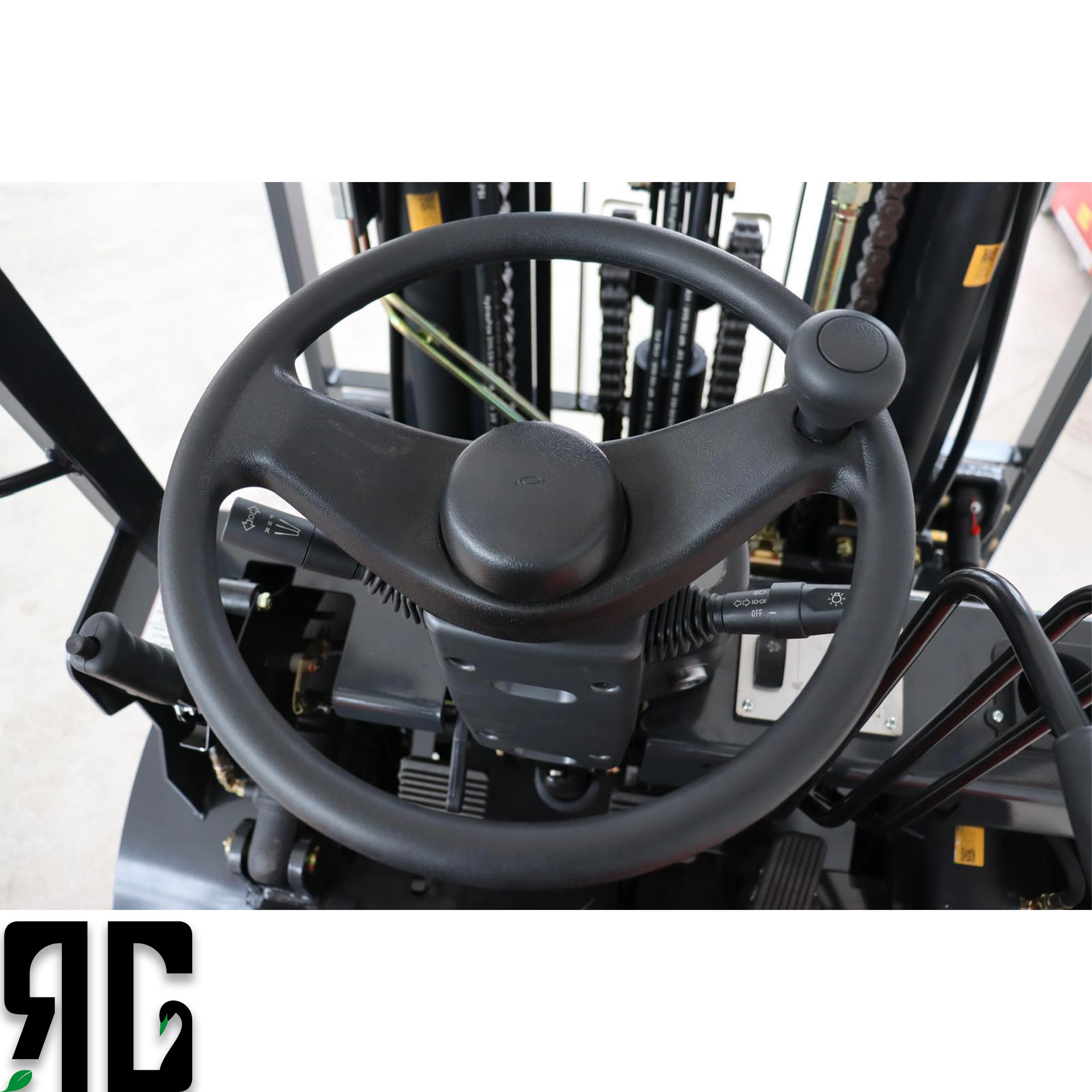 Atölye ve depo alanlarında çalışan Tailift FD30 dizel forklift, 3 ton yükü 4.5 metreye kaldırırken operatör kabininde güvenli ve dengeli performans sergiler. RG Forklift’in profesyonel satış ve servis ekibi tarafından sunulan bu model, ağır hizmet uygulamaları için ideal çözümdür.