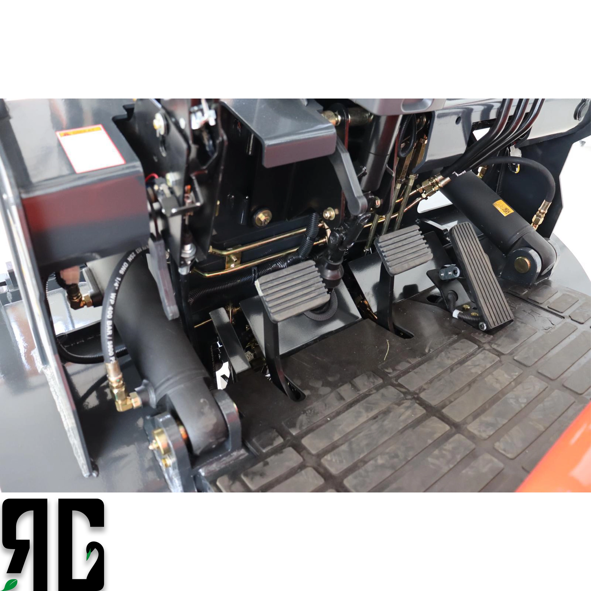 Atölye ve depo alanlarında çalışan Tailift FD30 dizel forklift, 3 ton yükü 4.5 metreye kaldırırken operatör kabininde güvenli ve dengeli performans sergiler. RG Forklift’in profesyonel satış ve servis ekibi tarafından sunulan bu model, ağır hizmet uygulamaları için ideal çözümdür.