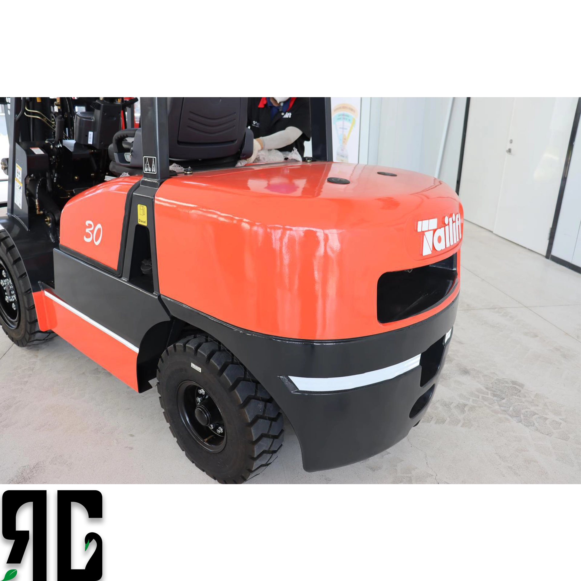 Atölye ve depo alanlarında çalışan Tailift FD30 dizel forklift, 3 ton yükü 4.5 metreye kaldırırken operatör kabininde güvenli ve dengeli performans sergiler. RG Forklift’in profesyonel satış ve servis ekibi tarafından sunulan bu model, ağır hizmet uygulamaları için ideal çözümdür.