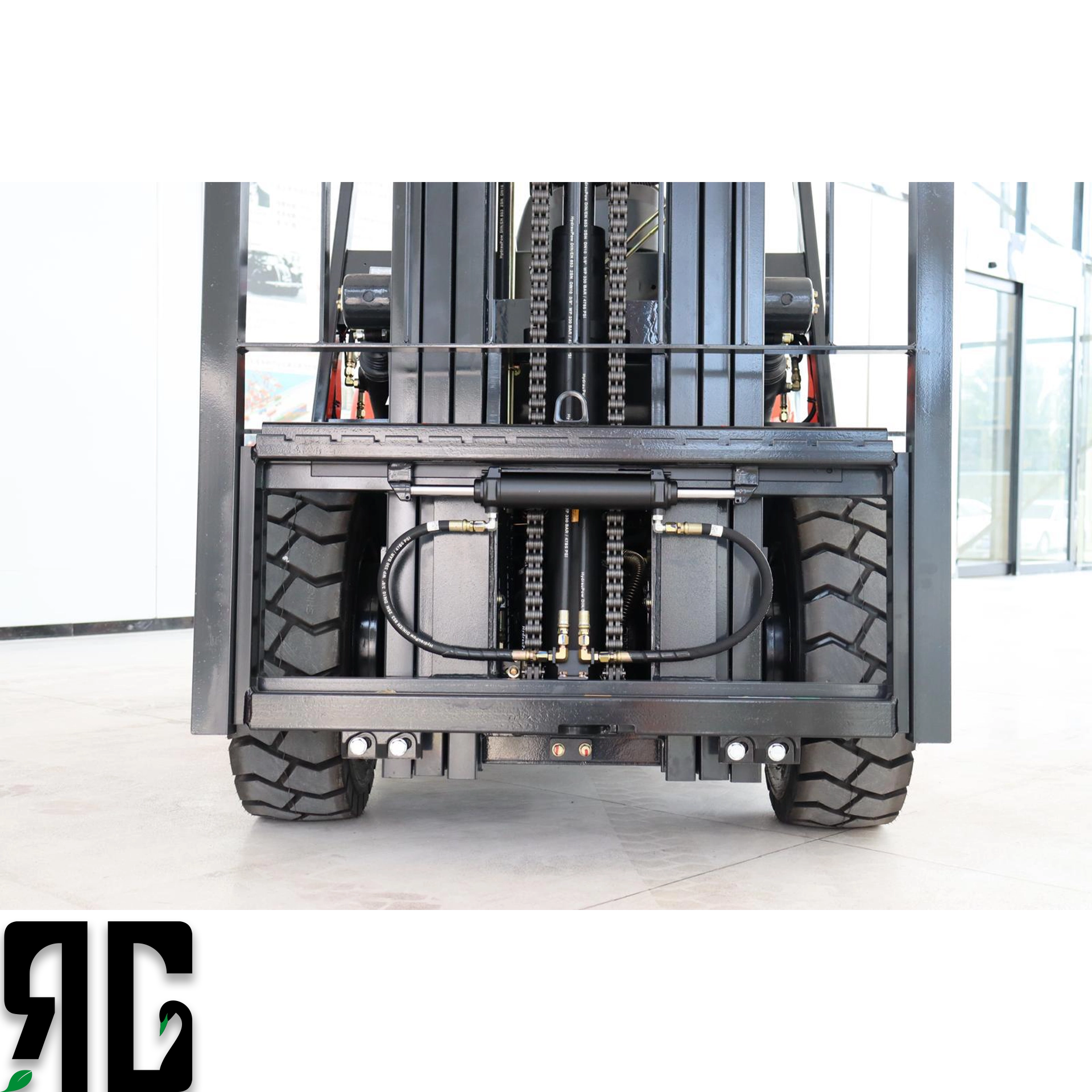 Atölye ve depo alanlarında çalışan Tailift FD30 dizel forklift, 3 ton yükü 4.5 metreye kaldırırken operatör kabininde güvenli ve dengeli performans sergiler. RG Forklift’in profesyonel satış ve servis ekibi tarafından sunulan bu model, ağır hizmet uygulamaları için ideal çözümdür.