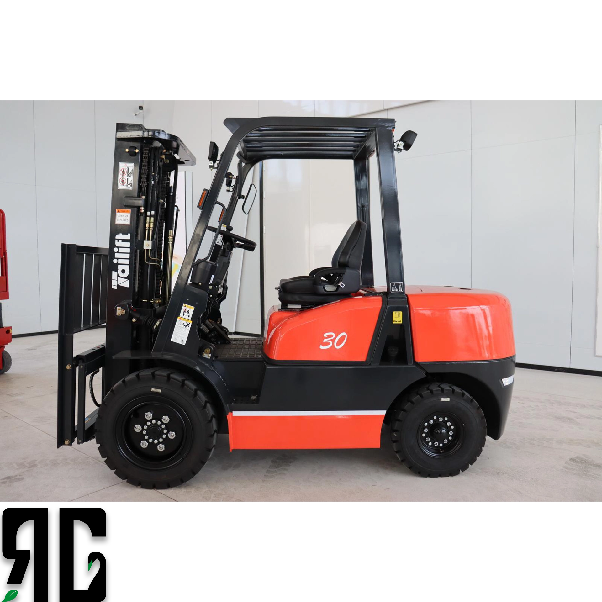 Atölye ve depo alanlarında çalışan Tailift FD30 dizel forklift, 3 ton yükü 4.5 metreye kaldırırken operatör kabininde güvenli ve dengeli performans sergiler. RG Forklift’in profesyonel satış ve servis ekibi tarafından sunulan bu model, ağır hizmet uygulamaları için ideal çözümdür.