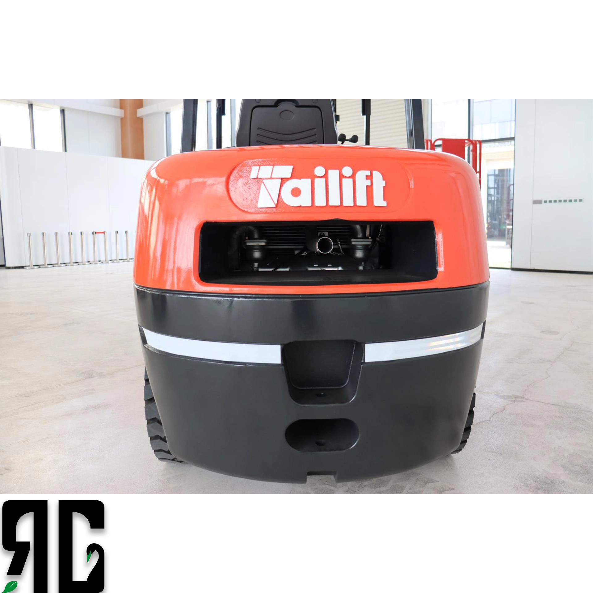 Atölye ve depo alanlarında çalışan Tailift FD30 dizel forklift, 3 ton yükü 4.5 metreye kaldırırken operatör kabininde güvenli ve dengeli performans sergiler. RG Forklift’in profesyonel satış ve servis ekibi tarafından sunulan bu model, ağır hizmet uygulamaları için ideal çözümdür.