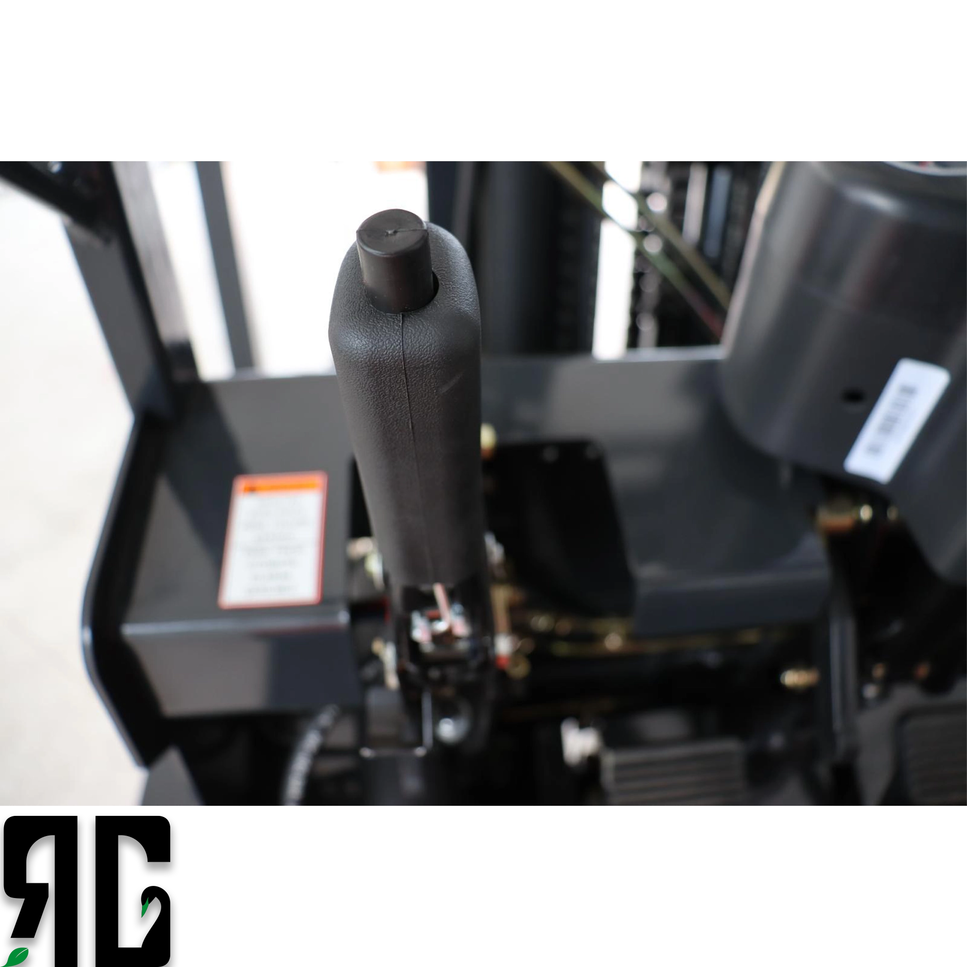 Atölye ve depo alanlarında çalışan Tailift FD30 dizel forklift, 3 ton yükü 4.5 metreye kaldırırken operatör kabininde güvenli ve dengeli performans sergiler. RG Forklift’in profesyonel satış ve servis ekibi tarafından sunulan bu model, ağır hizmet uygulamaları için ideal çözümdür.