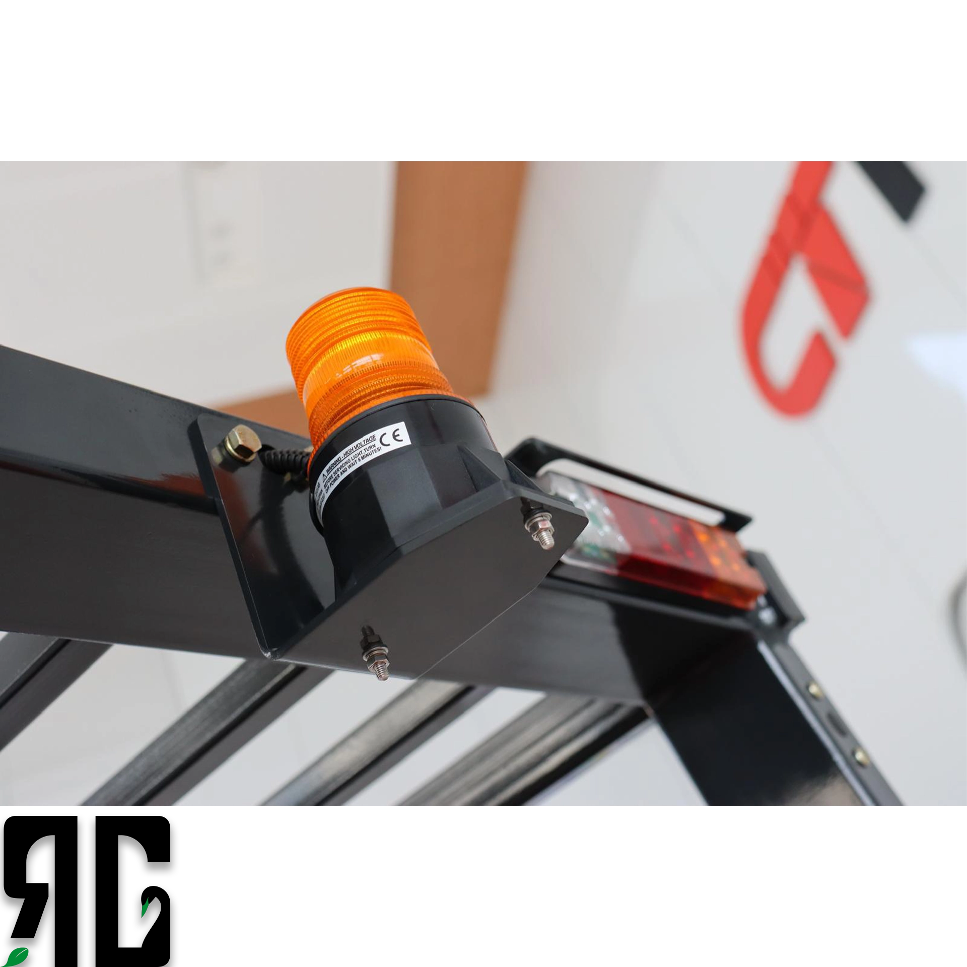 Atölye ve depo alanlarında çalışan Tailift FD30 dizel forklift, 3 ton yükü 4.5 metreye kaldırırken operatör kabininde güvenli ve dengeli performans sergiler. RG Forklift’in profesyonel satış ve servis ekibi tarafından sunulan bu model, ağır hizmet uygulamaları için ideal çözümdür.