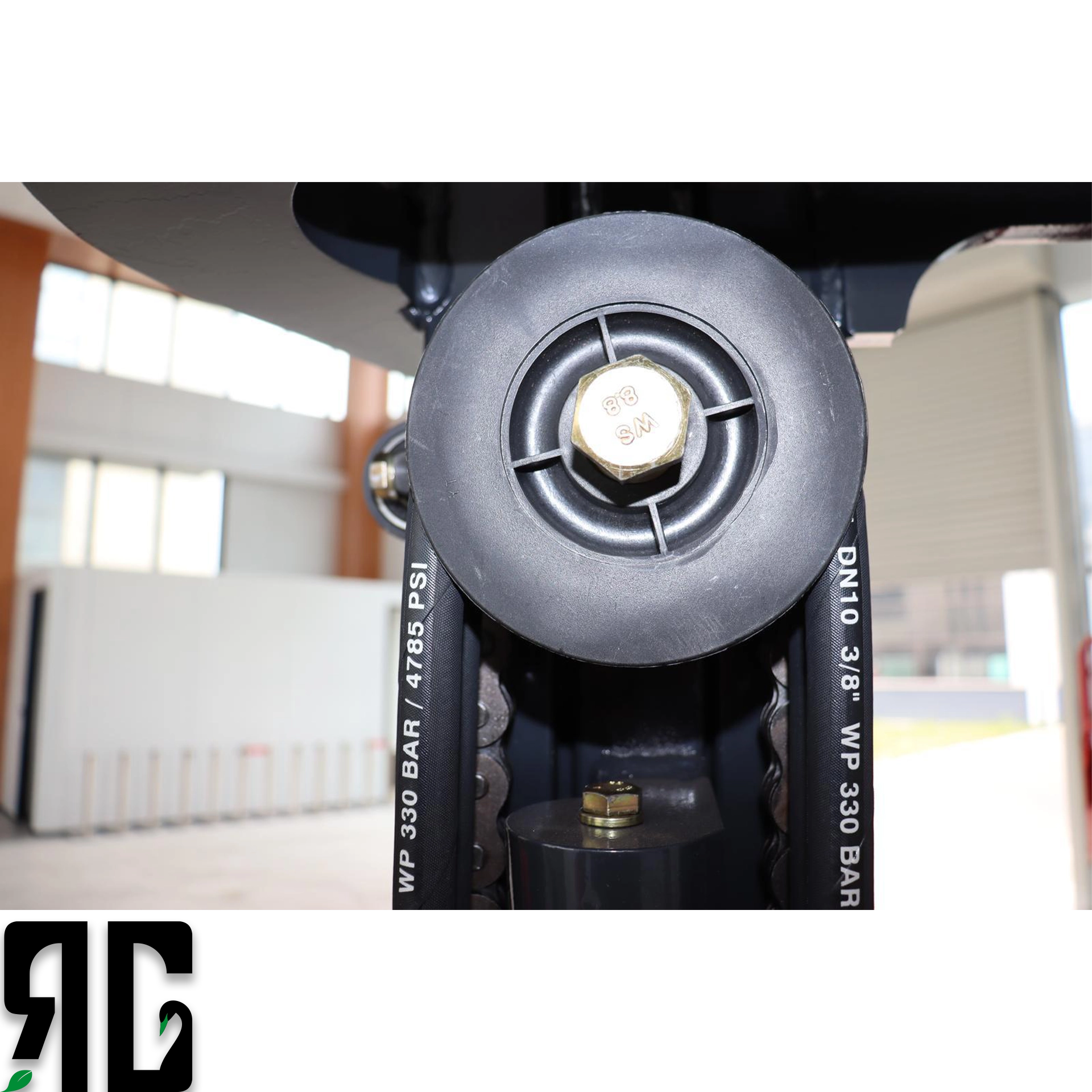 Atölye ve depo alanlarında çalışan Tailift FD30 dizel forklift, 3 ton yükü 4.5 metreye kaldırırken operatör kabininde güvenli ve dengeli performans sergiler. RG Forklift’in profesyonel satış ve servis ekibi tarafından sunulan bu model, ağır hizmet uygulamaları için ideal çözümdür.