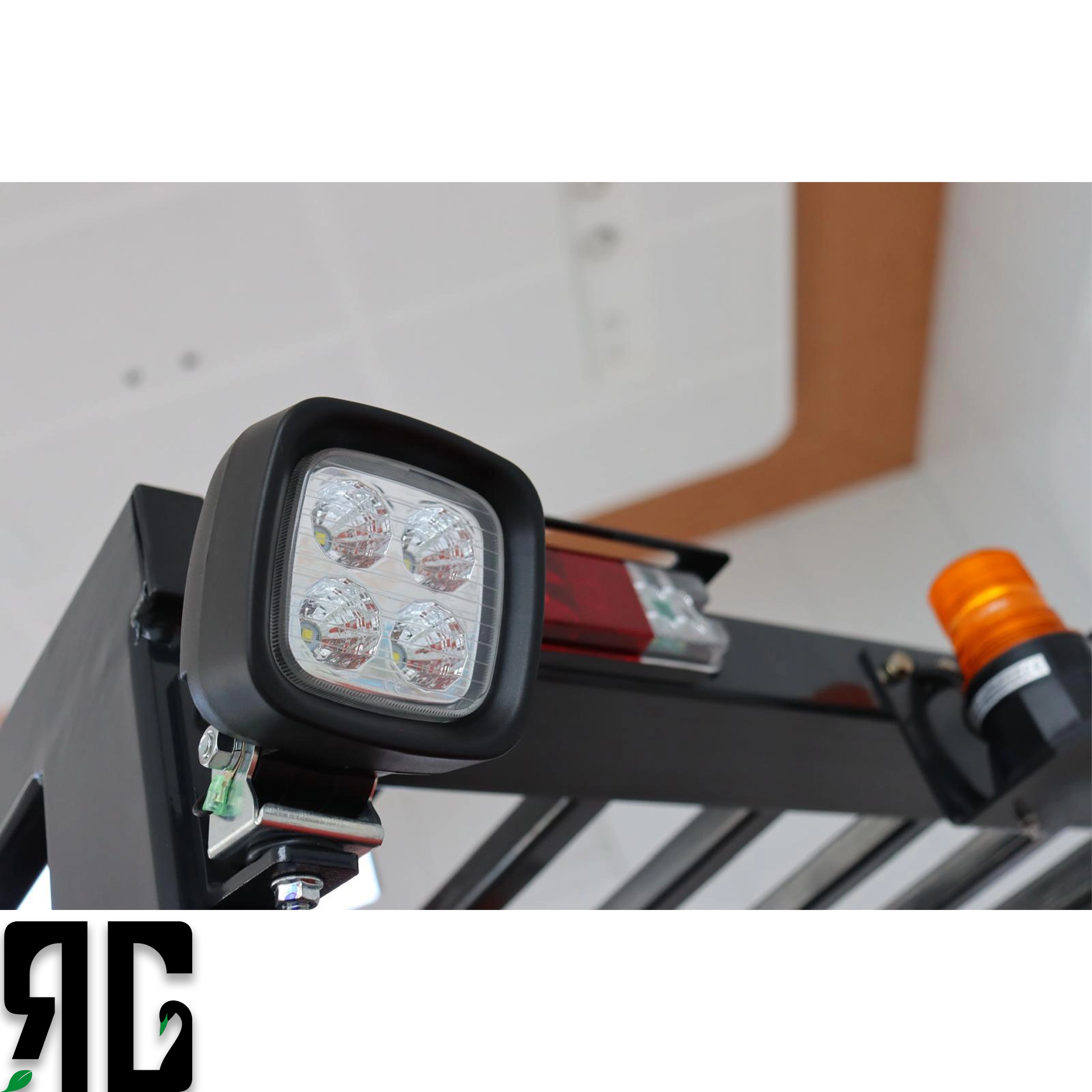 Atölye ve depo alanlarında çalışan Tailift FD30 dizel forklift, 3 ton yükü 4.5 metreye kaldırırken operatör kabininde güvenli ve dengeli performans sergiler. RG Forklift’in profesyonel satış ve servis ekibi tarafından sunulan bu model, ağır hizmet uygulamaları için ideal çözümdür.