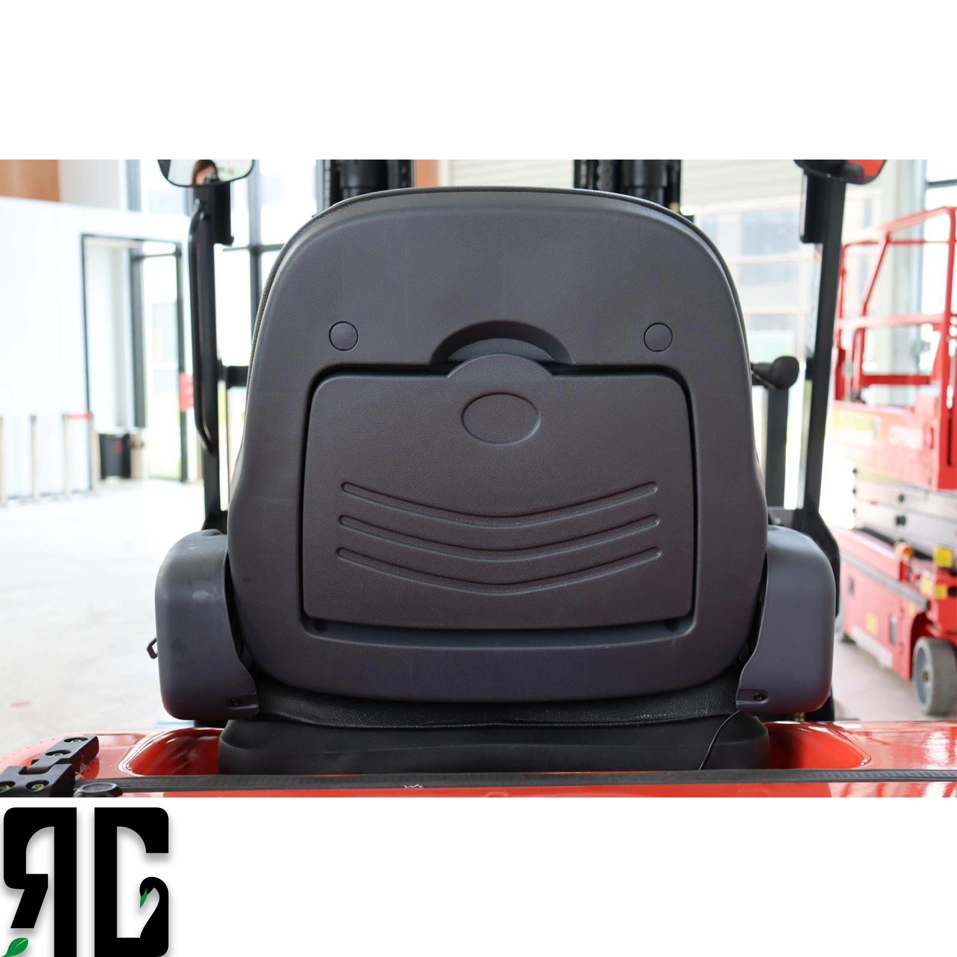 Atölye ve depo alanlarında çalışan Tailift FD30 dizel forklift, 3 ton yükü 4.5 metreye kaldırırken operatör kabininde güvenli ve dengeli performans sergiler. RG Forklift’in profesyonel satış ve servis ekibi tarafından sunulan bu model, ağır hizmet uygulamaları için ideal çözümdür.