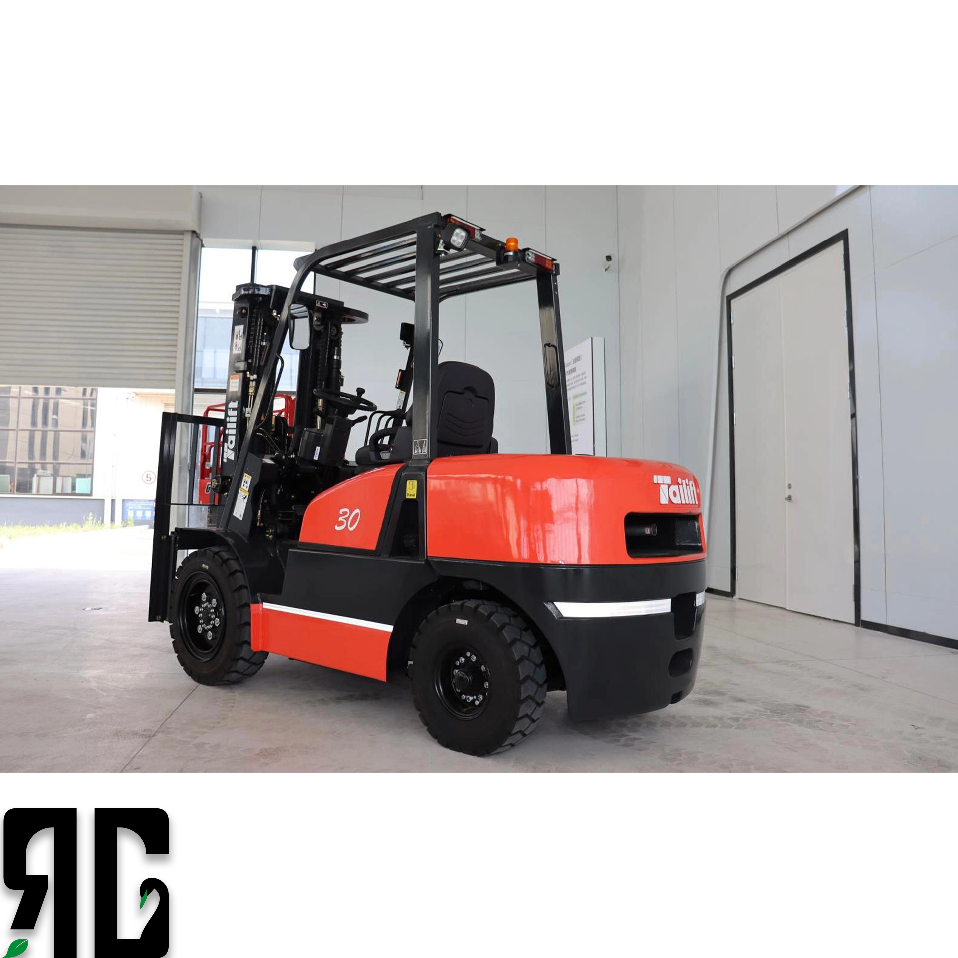 Atölye ve depo alanlarında çalışan Tailift FD30 dizel forklift, 3 ton yükü 4.5 metreye kaldırırken operatör kabininde güvenli ve dengeli performans sergiler. RG Forklift’in profesyonel satış ve servis ekibi tarafından sunulan bu model, ağır hizmet uygulamaları için ideal çözümdür.
