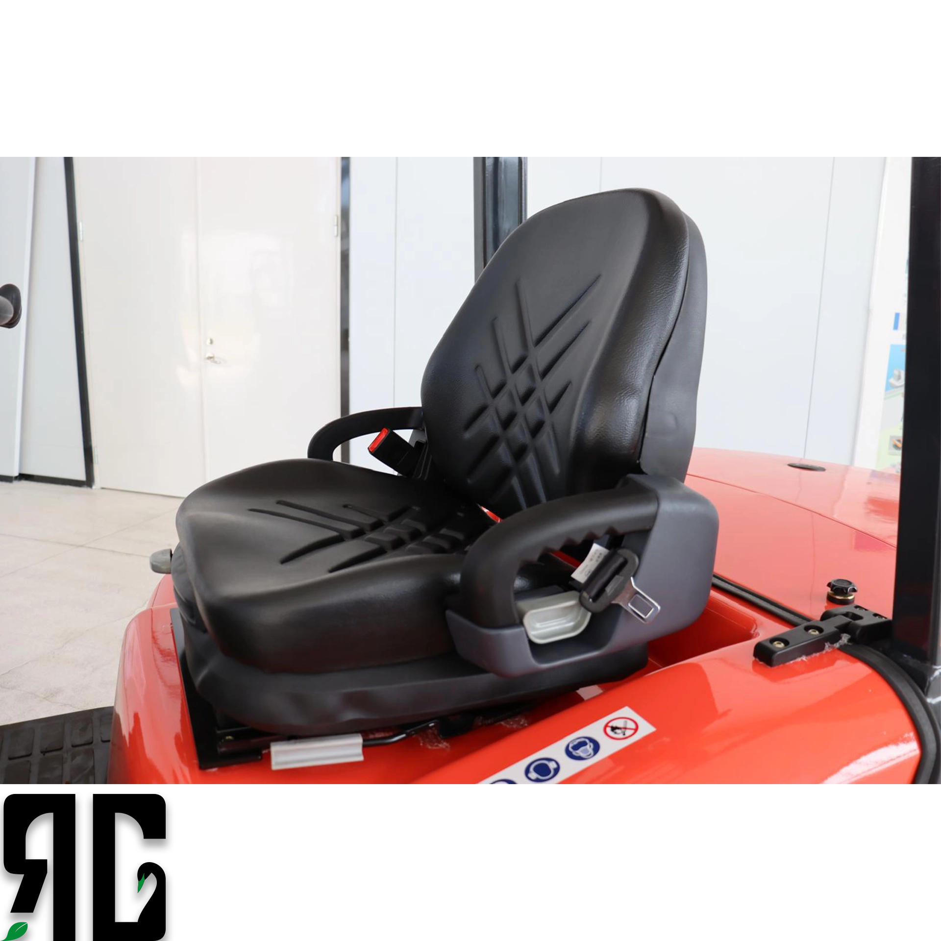 Atölye ve depo alanlarında çalışan Tailift FD30 dizel forklift, 3 ton yükü 4.5 metreye kaldırırken operatör kabininde güvenli ve dengeli performans sergiler. RG Forklift’in profesyonel satış ve servis ekibi tarafından sunulan bu model, ağır hizmet uygulamaları için ideal çözümdür.