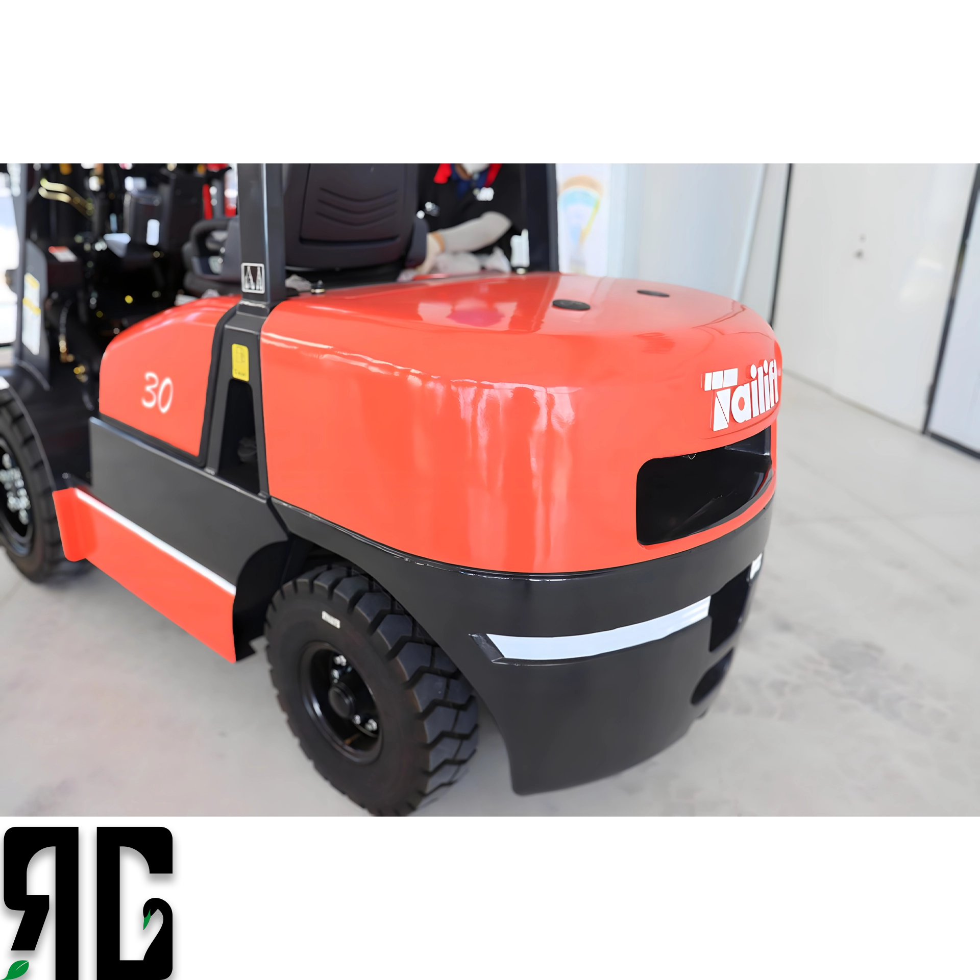Atölye ve depo alanlarında çalışan Tailift FD30 dizel forklift, 3 ton yükü 4.5 metreye kaldırırken operatör kabininde güvenli ve dengeli performans sergiler. RG Forklift’in profesyonel satış ve servis ekibi tarafından sunulan bu model, ağır hizmet uygulamaları için ideal çözümdür.