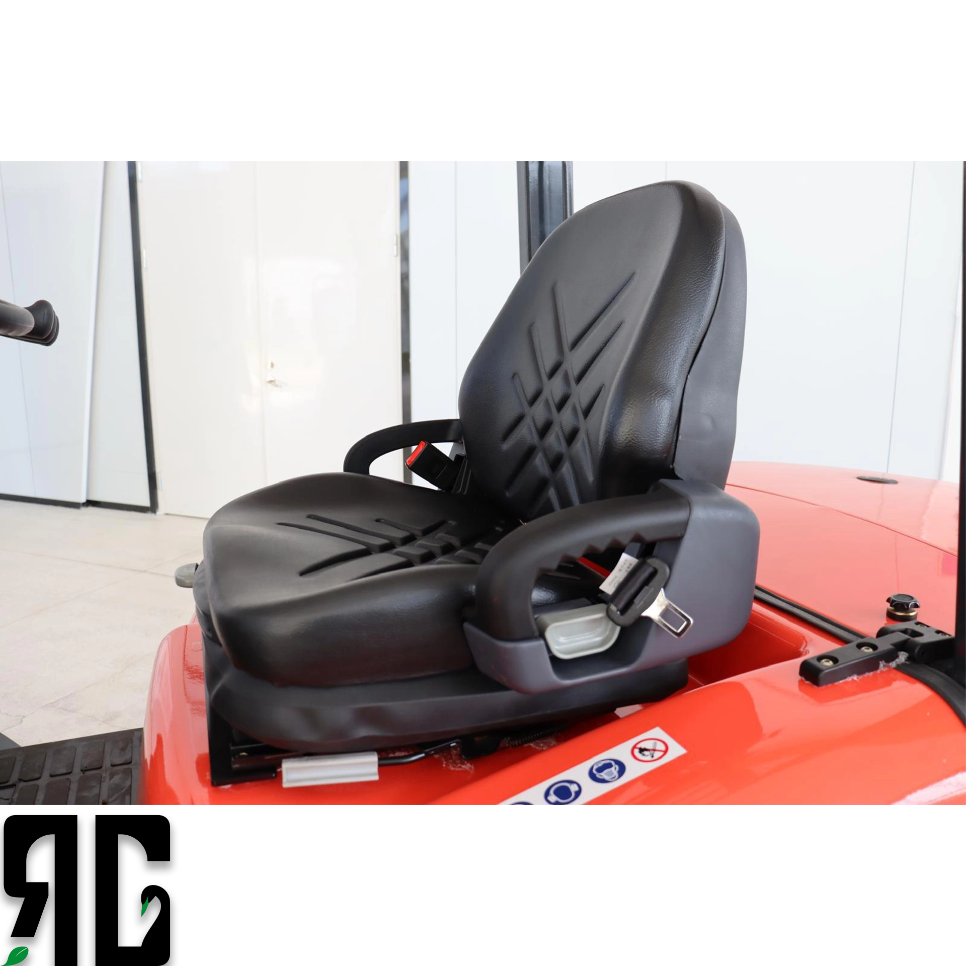 Atölye ve depo alanlarında çalışan Tailift FD30 dizel forklift, 3 ton yükü 4.5 metreye kaldırırken operatör kabininde güvenli ve dengeli performans sergiler. RG Forklift’in profesyonel satış ve servis ekibi tarafından sunulan bu model, ağır hizmet uygulamaları için ideal çözümdür.