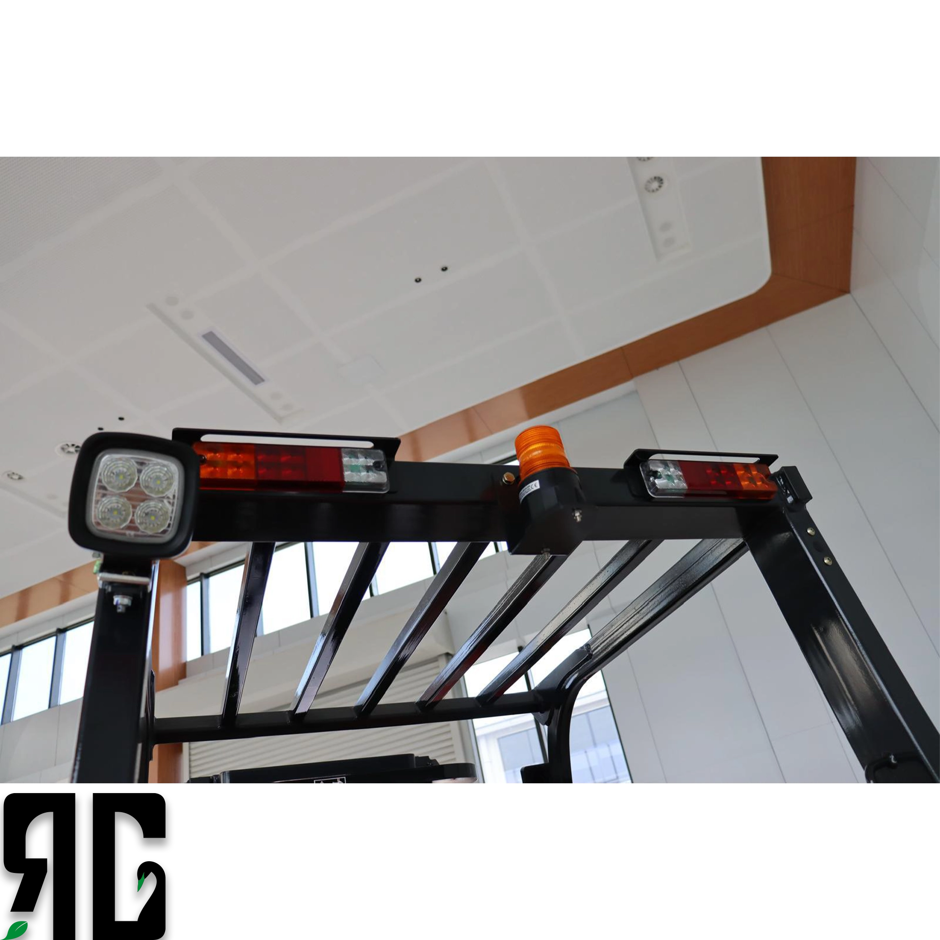 Atölye ve depo alanlarında çalışan Tailift FD30 dizel forklift, 3 ton yükü 4.5 metreye kaldırırken operatör kabininde güvenli ve dengeli performans sergiler. RG Forklift’in profesyonel satış ve servis ekibi tarafından sunulan bu model, ağır hizmet uygulamaları için ideal çözümdür.