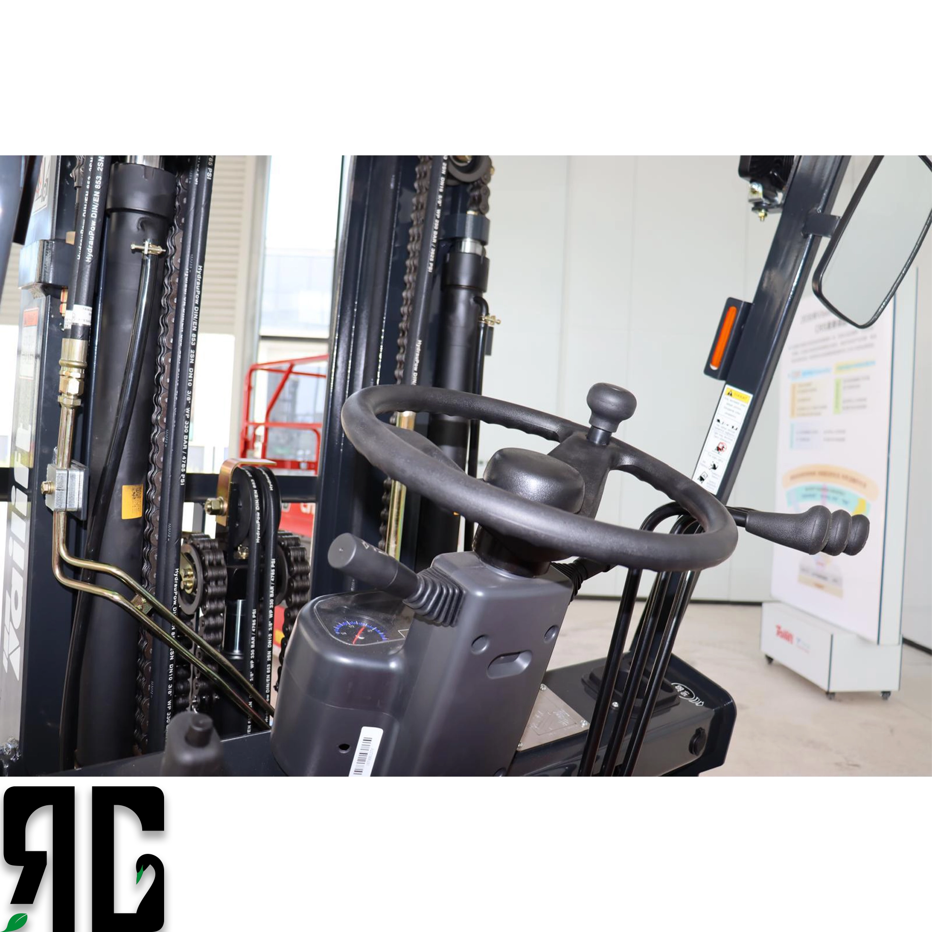 Atölye ve depo alanlarında çalışan Tailift FD30 dizel forklift, 3 ton yükü 4.5 metreye kaldırırken operatör kabininde güvenli ve dengeli performans sergiler. RG Forklift’in profesyonel satış ve servis ekibi tarafından sunulan bu model, ağır hizmet uygulamaları için ideal çözümdür.