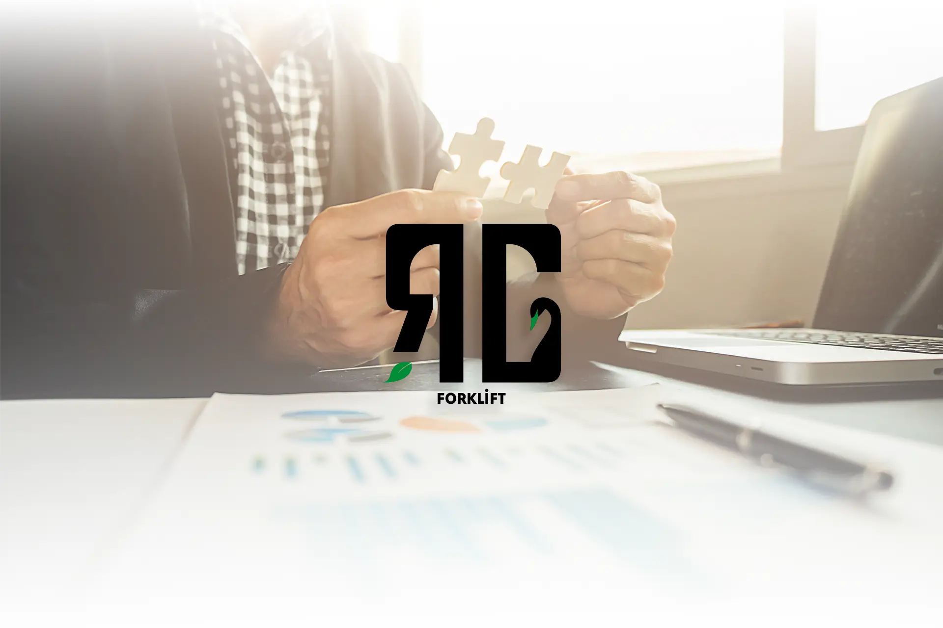 RG Forklift’in forklift, manlift, akü ve temizlik makineleri dâhil endüstriyel çözümlerini temsil eden kurumsal tanıtım görseli.